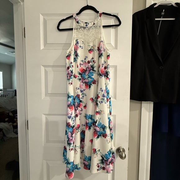 Dresses & Skirts - Floral White and Blue Dress
